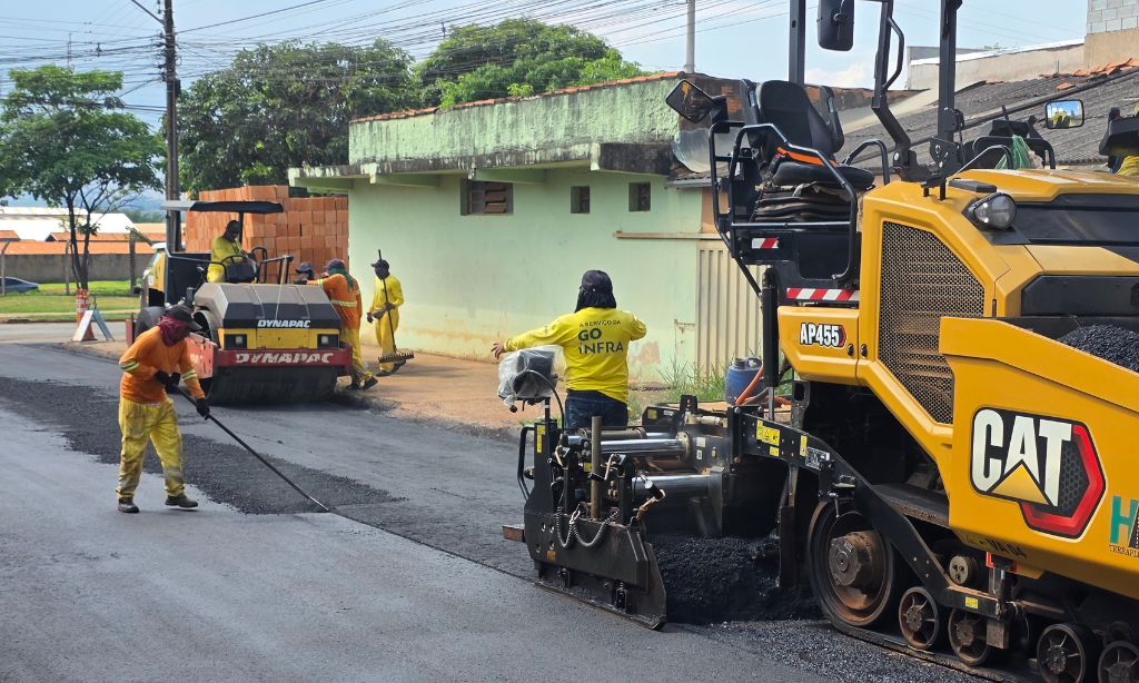 Recapeamento asfáltico chega à Rua Botucatu no Jardim Ingá em Luziânia