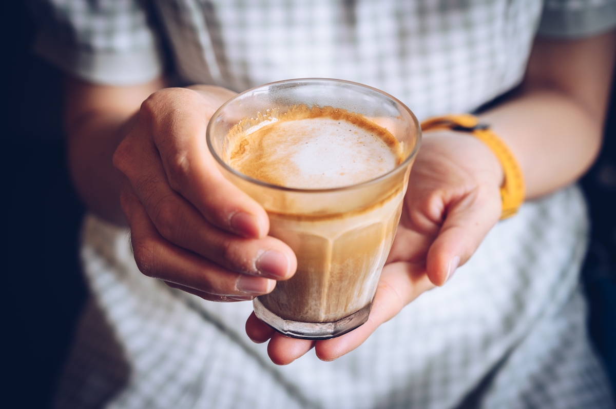 Aprenda a fazer café anti-inflamatório para aliviar dores nas articulações