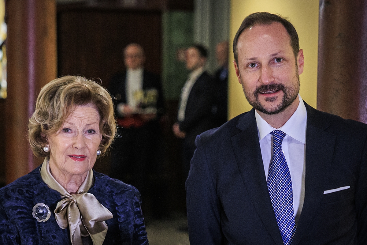 Rei da Noruega retira título de majestade da rainha Sonja