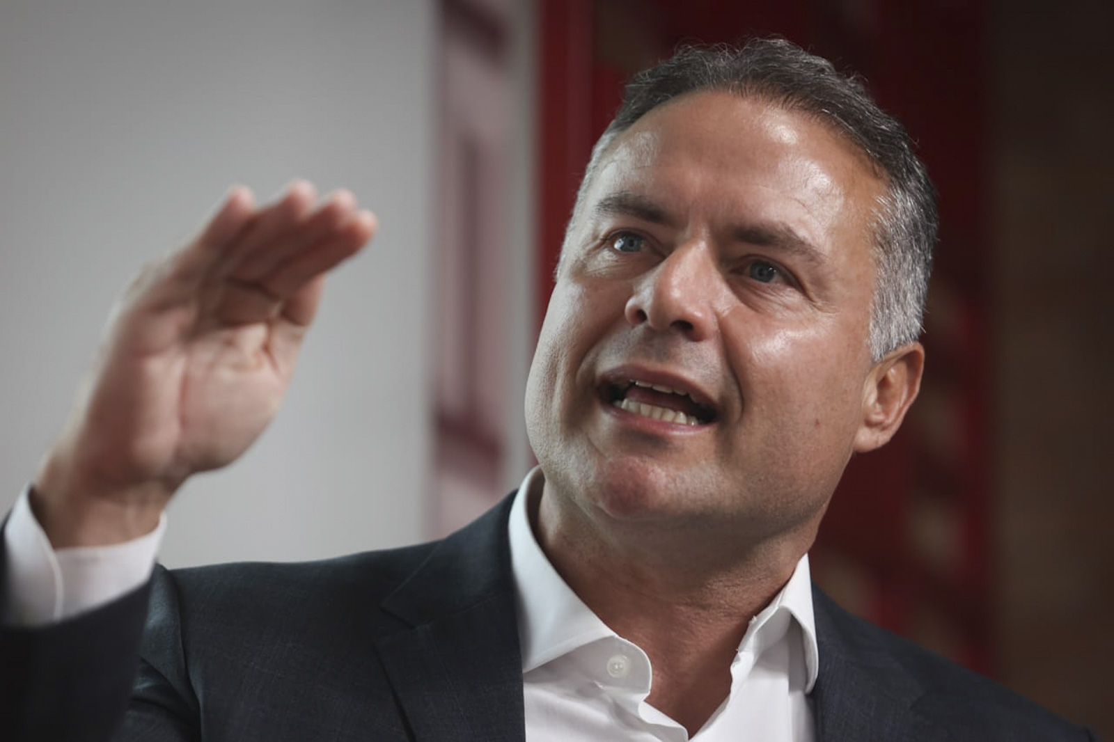 Renan Filho critica voto de Flávio Bolsonaro sobre direitos trabalhistas