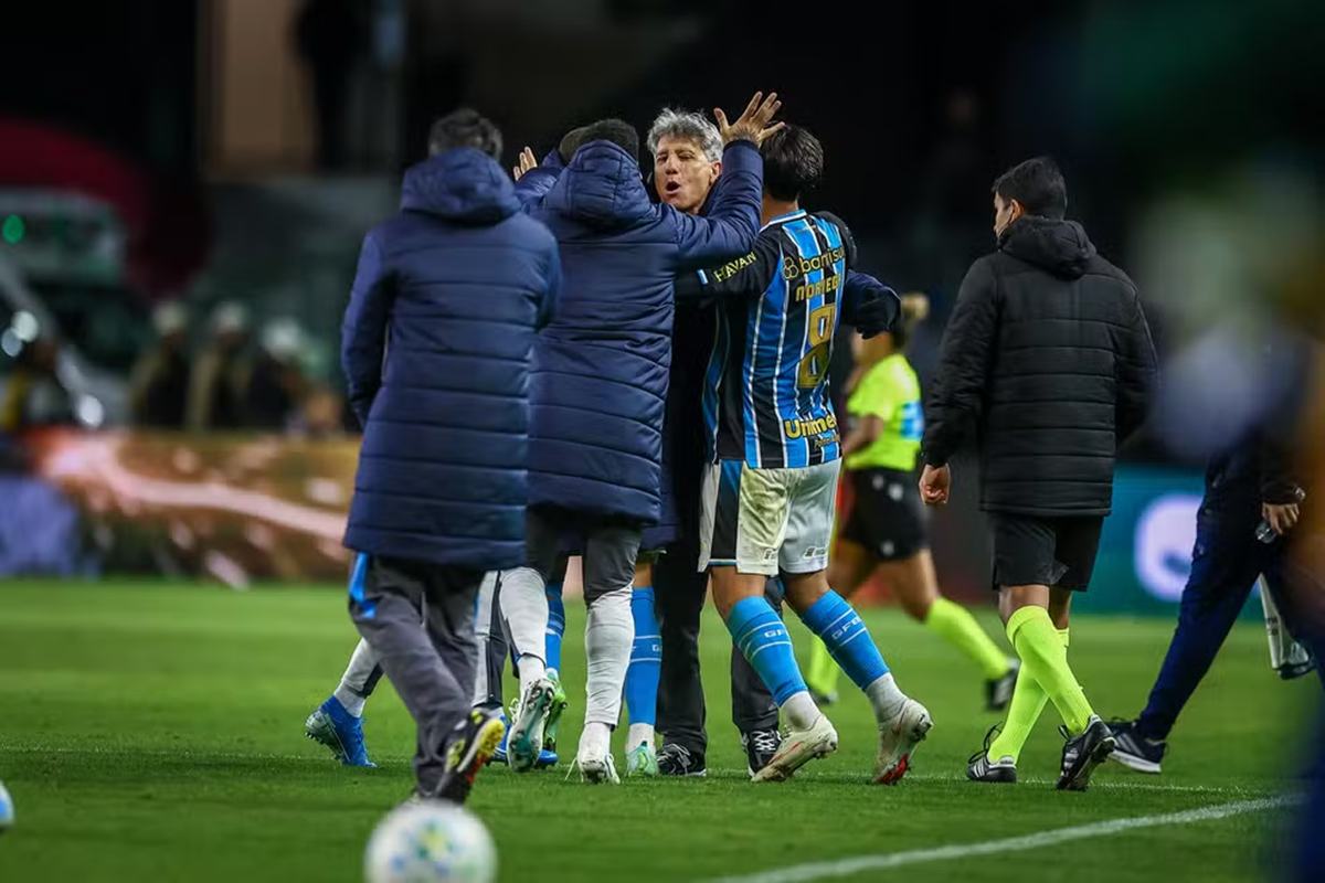 Renato Gaúcho celebra primeira vitória do Grêmio no Brasileirão com alívio