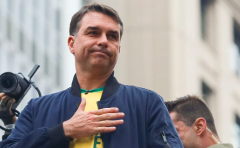 Flávio Bolsonaro recebe o apoio do Republicanos no segundo turno