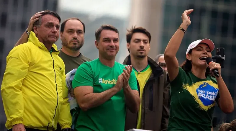 Revista alemã aponta que clã Bolsonaro supera dimensão política da família Trump