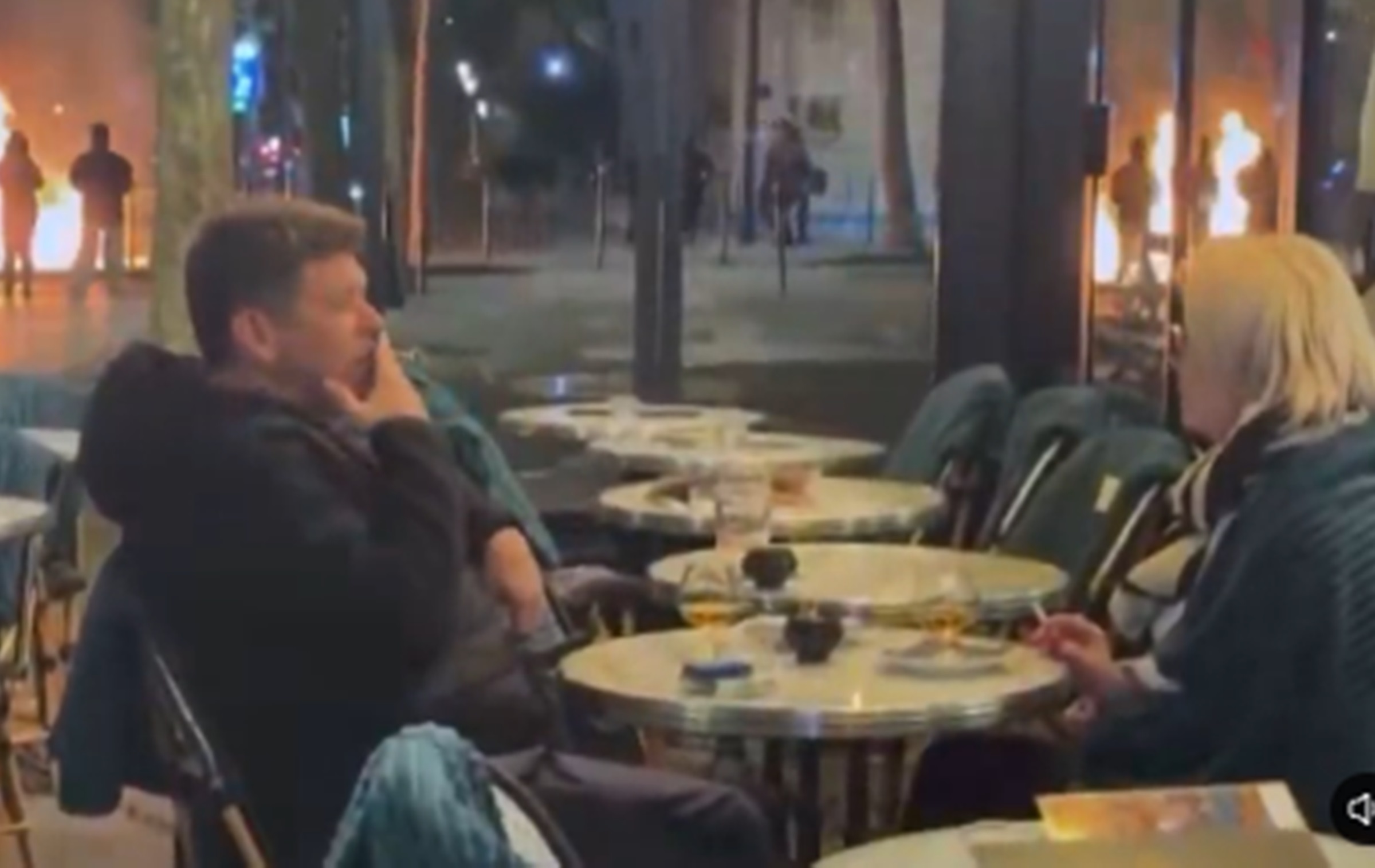 Casal bebe em Paris durante protestos violentos e vídeo viraliza