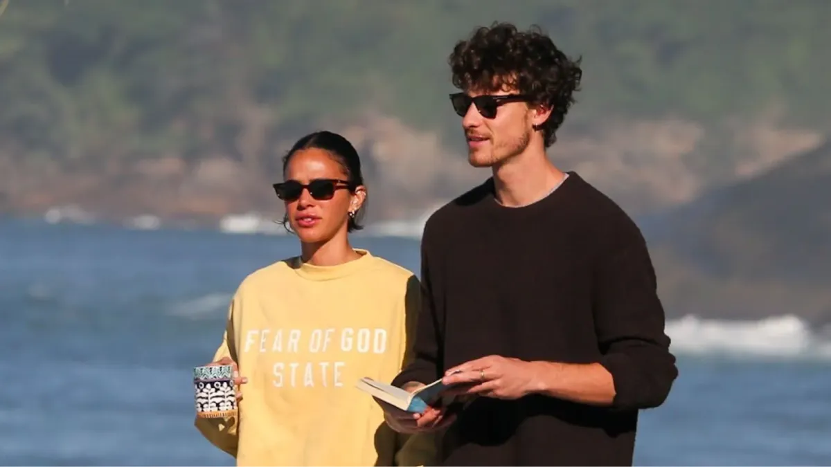 Shawn Mendes acompanha Bruna Marquezine em lançamento de série no Rio