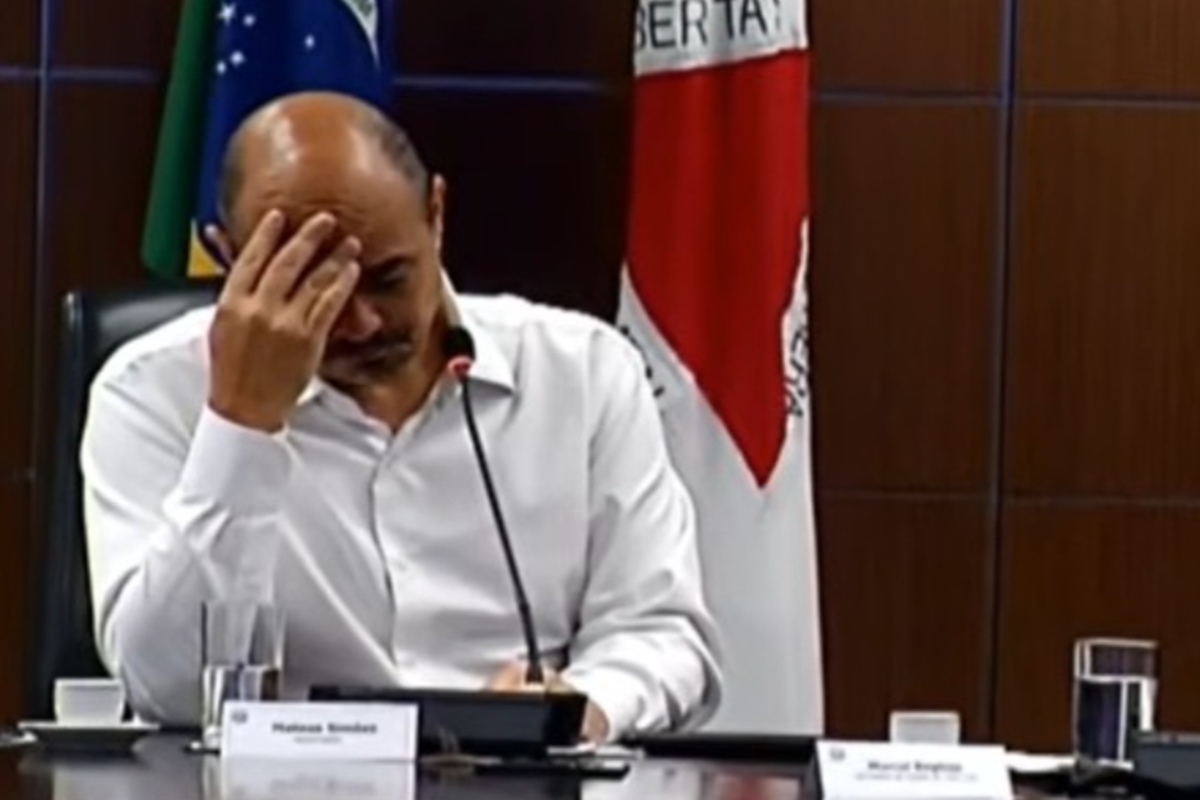 Simões chora na transição para Cleitinho e diz que ciclo se encerra