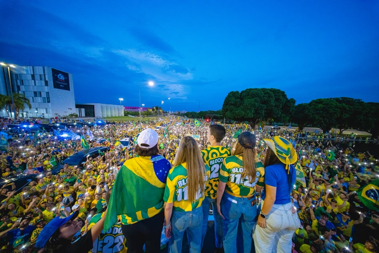 Apoiadores de Flávio e Celina cantam o Hino Nacional em ato no DF