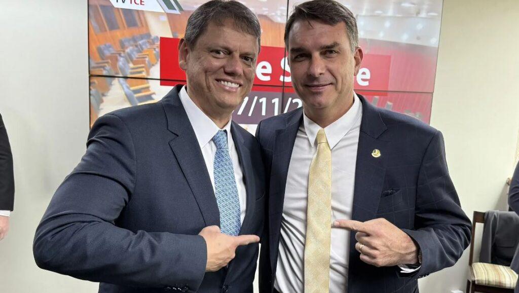 Flávio Bolsonaro recebe apoio de Ronaldo Caiado em Goiânia com Tarcísio