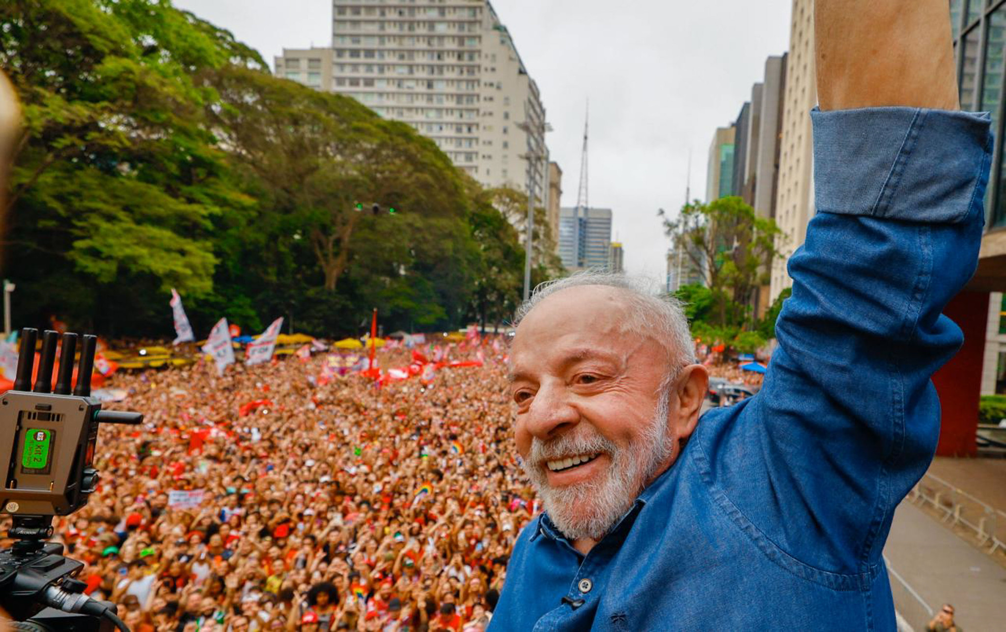 TSE determina que Flávio e aliados removam vídeo falso sobre ato de Lula