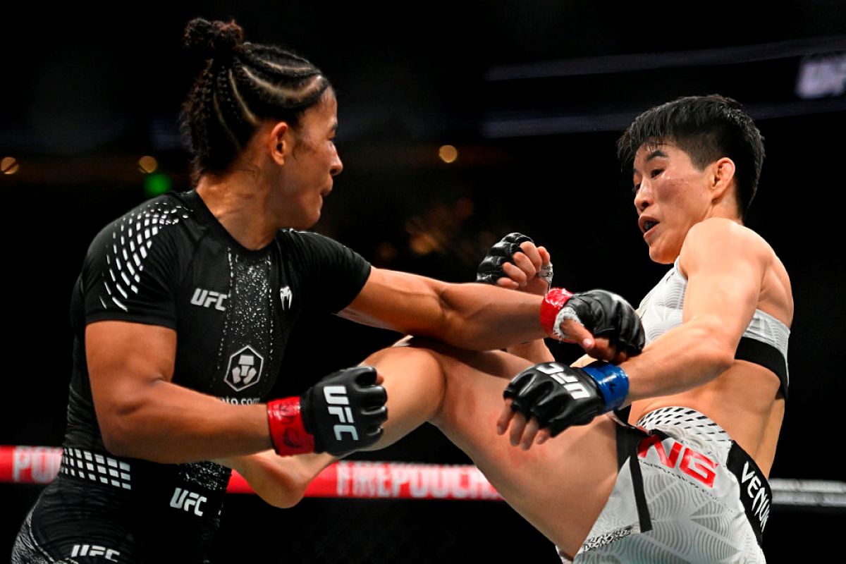 Natália Silva supera Wang Cong no UFC 332 e fatura o cinturão peso mosca