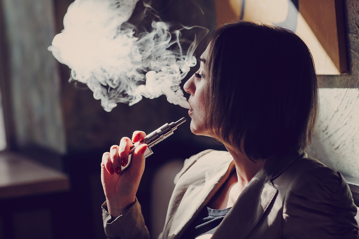 Pesquisa alerta que vapes provocam danos nos vasos sanguíneos após uso único
