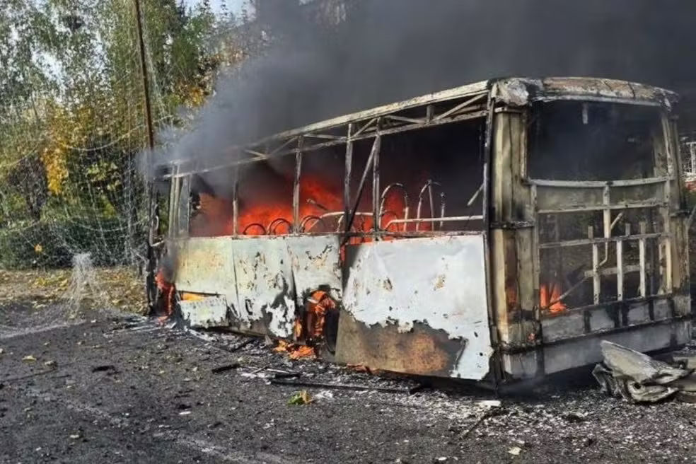Ataque russo contra ônibus na Ucrânia deixa 33 mortos