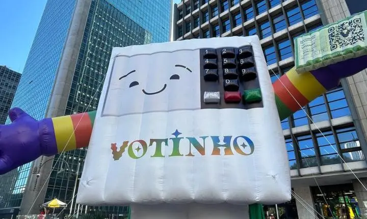 A 30ª Parada do Orgulho LGBT+ de São Paulo destaca a urgência do voto para garantir direitos