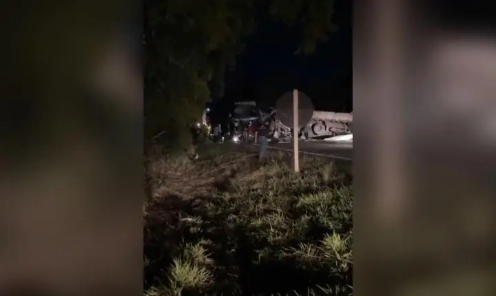 Grave acidente na MG-050 entre ônibus e caminhões deixa dois mortos em Piumhi