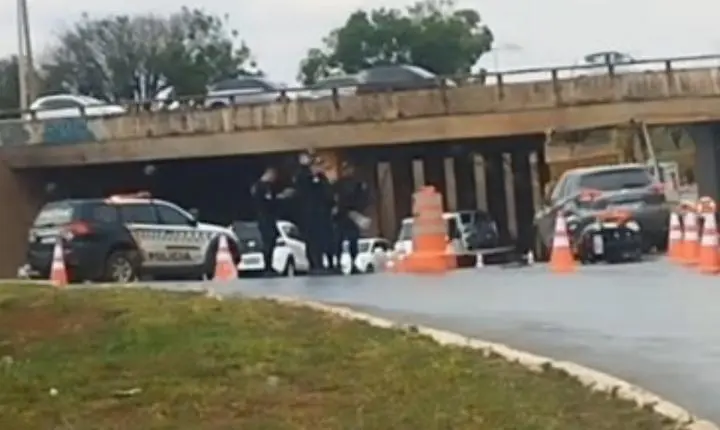 Acidente entre carro e moto trava trânsito no viaduto da Estrutural