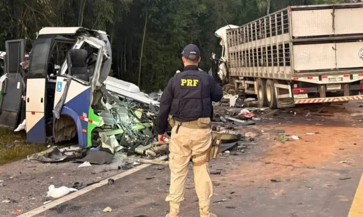 Acidente na BR-373 envolve carreta e micro-ônibus deixando 23 mortos no Paraná