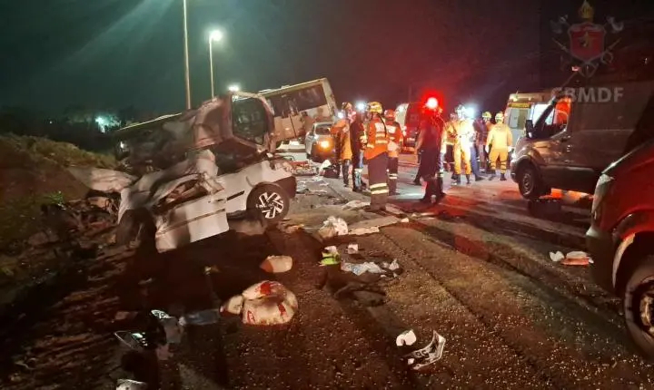 Acidente BR-080: colisão entre carro e ônibus deixa dois mortos no DF