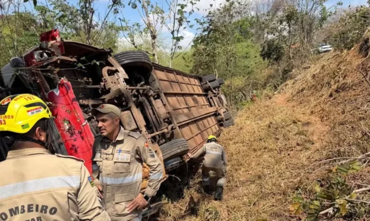 Acidente na GO-060 em Iporá deixa dez feridos após tombamento de caminhão