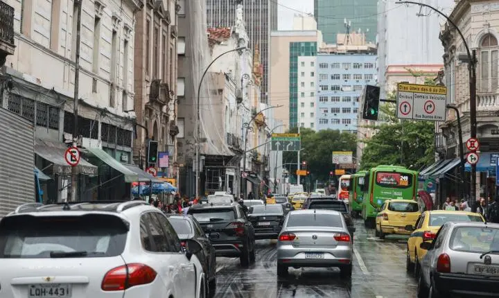 Seguro auto e adesivo eleitoral: motoristas podem perder cobertura em 2026
