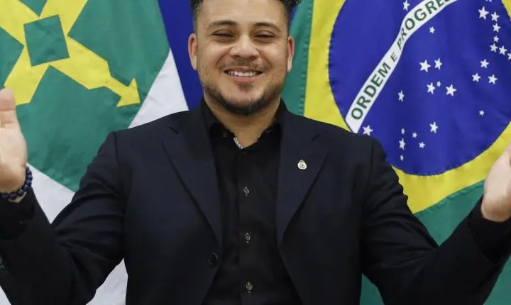 Adotado por família holandesa, cantor almeja retorno ao Brasil