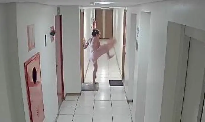 Advogada que chutou porta de vizinha enfrenta ação judicial em Águas Claras