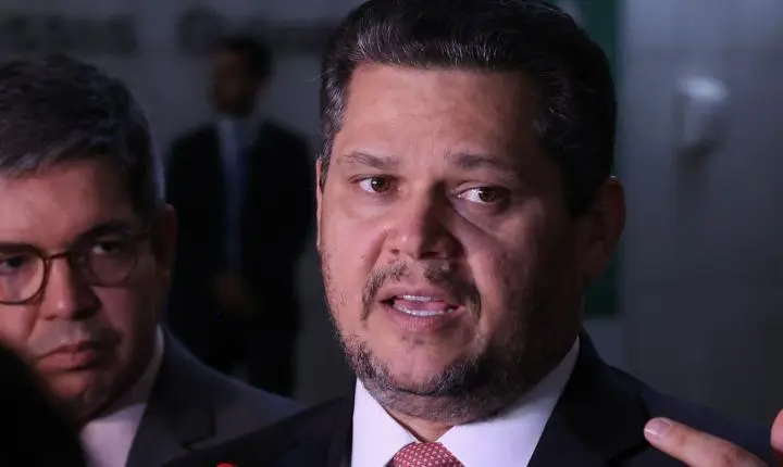 Alcolumbre avança com a PEC do fim da escala 6x1 e envia texto para a CCJ do Senado