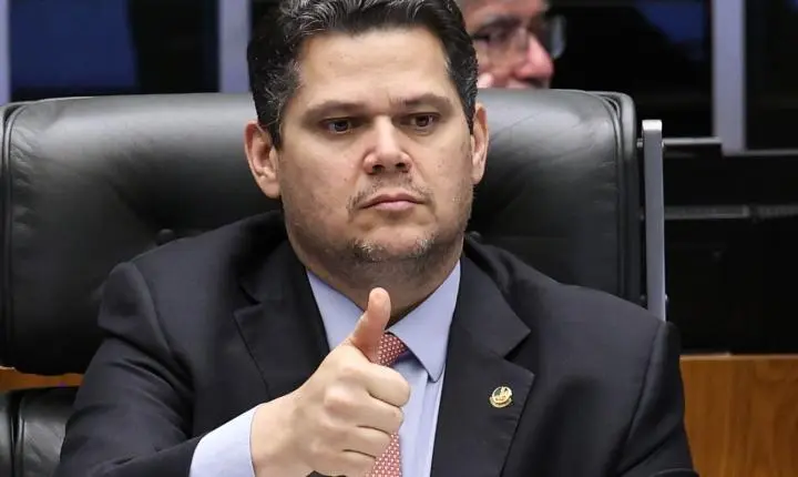 Davi Alcolumbre defende debate e ajustes na PEC do 6x1 no Senado