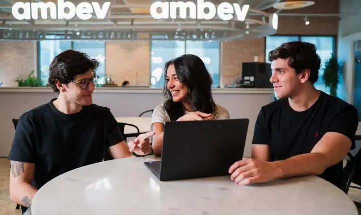 Programa de trainee da Ambev abre inscrições com salário de R$ 9,5 mil