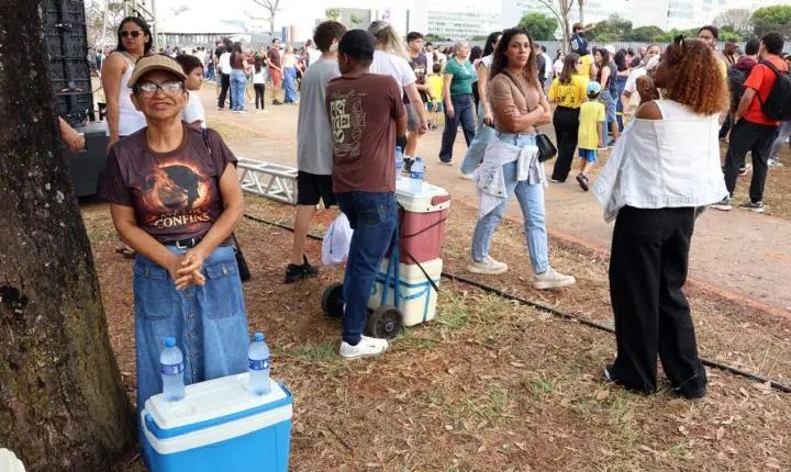 Ambulantes buscam sustento no 7 de Setembro em Brasília