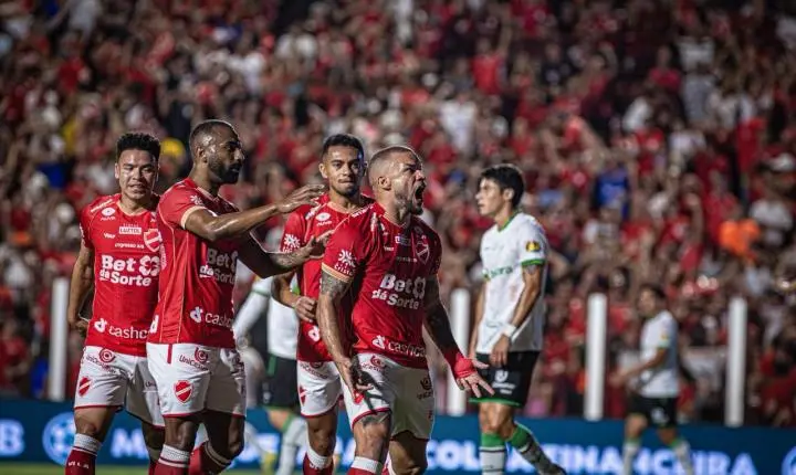 Vila Nova bate o América-MG com gol de André Luís e volta ao G-2 da Série B