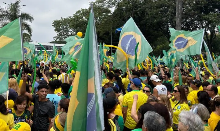 Flávio Bolsonaro realiza ato de encerramento de campanha na Praça da Liberdade