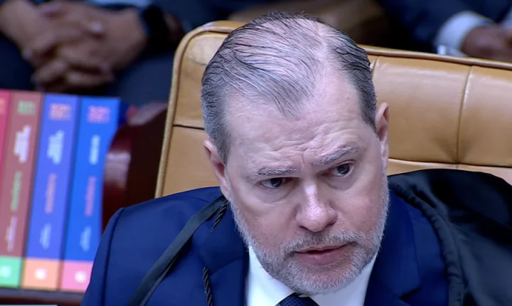 Dias Toffoli se declara suspeito, mas decide ficar no plenário do STF