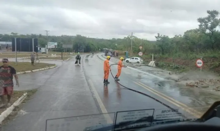 Limpeza de pista na BR-040 é concluída após tombamento de carreta