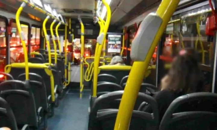 Cobradora vítima de assédio sexual em ônibus receberá R$ 20 mil de indenização