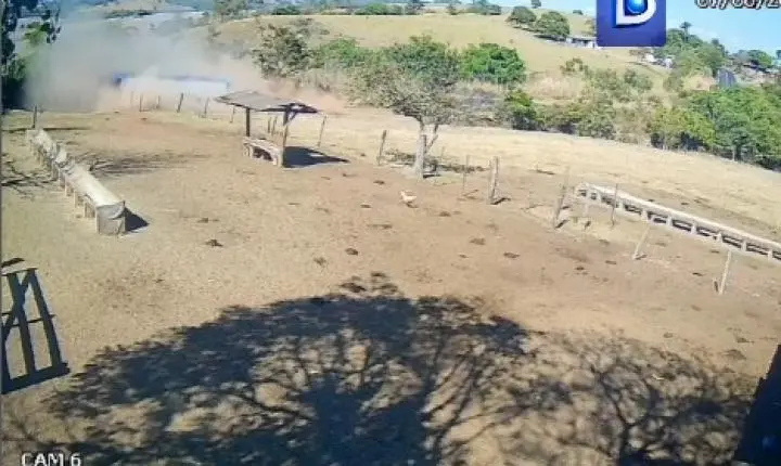 Câmera flagra momento em que carreta atinge ônibus em rodovia de Goiás