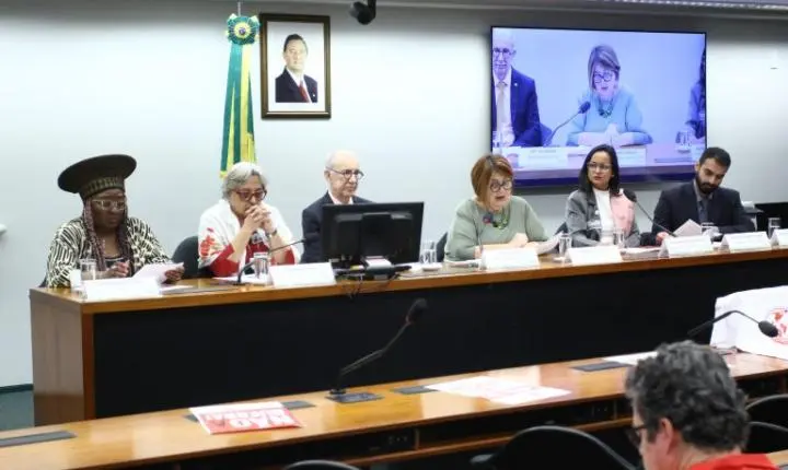 Ativistas e parlamentares debatem deportações em massa nos EUA e direitos humanos de migrantes no Brasil