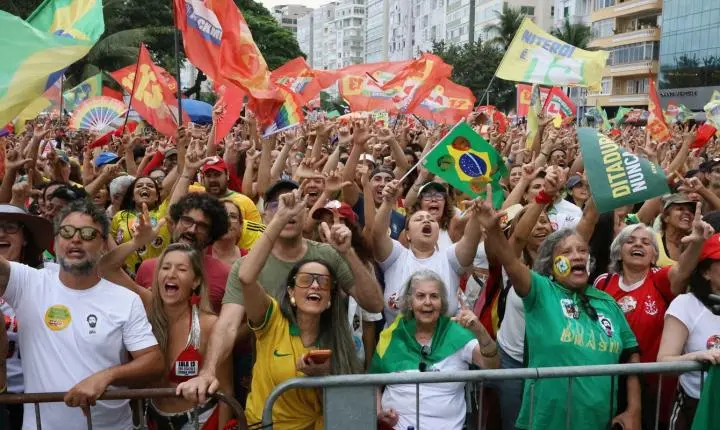 Ato pela democracia reúne milhares de pessoas na orla de Copacabana no Rio