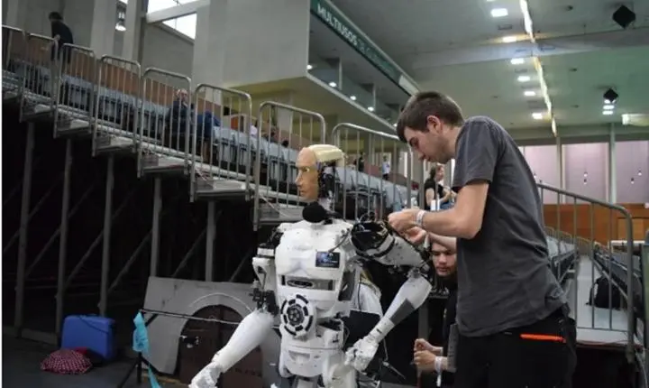 Avanço dos robôs humanoides expõe desafios da engenharia