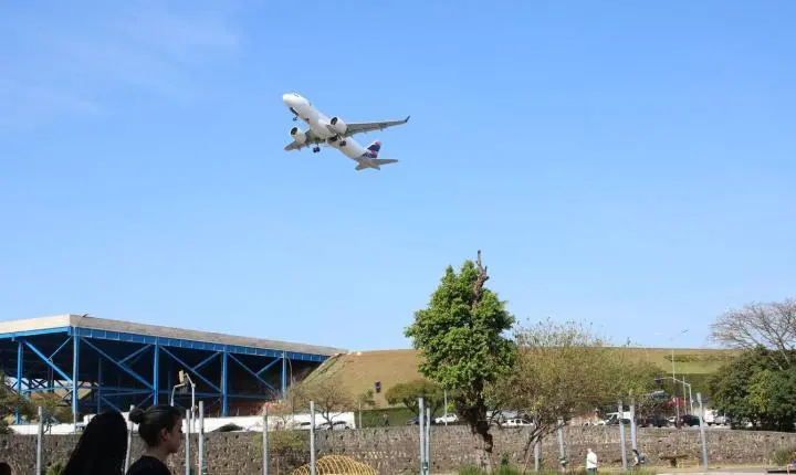 Avião da Aerolíneas Argentinas sofre avaria após possível colisão com drone no Galeão