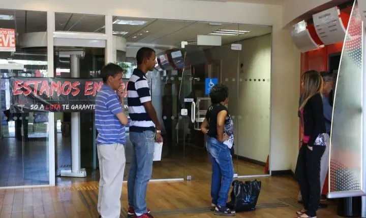 Paralisação dos bancários afeta bancos públicos e privados nesta quinta-feira