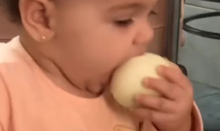 Bebê come cebola crua em introdução alimentar e diverte a web em vídeo