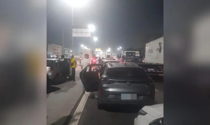 Operação da Polícia Militar bloqueia Avenida Brasil após tiroteio no RJ