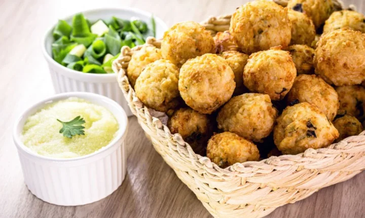 Bolinho de arroz: receita simples e perfeita para aproveitar sobras