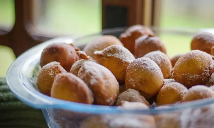 Bolinho de chuva sem leite e sem farinha de trigo que derrete na boca