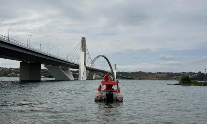 Bombeiros localizam corpo boiando no Lago Paranoá, próximo à Ponte JK