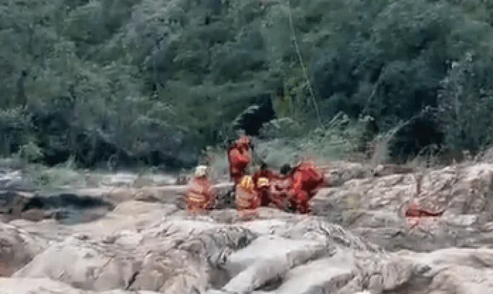 Homem é resgatado por bombeiros após queda em cachoeira na região de Sobradinho