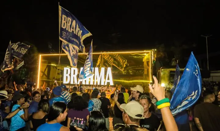 Brahma celebra a vitória do Caprichoso no Festival de Parintins com um caminhão dourado de cerveja