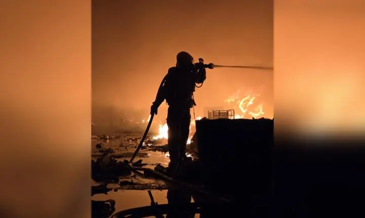 Incêndio em galpão de Belo Horizonte destrói materiais recicláveis