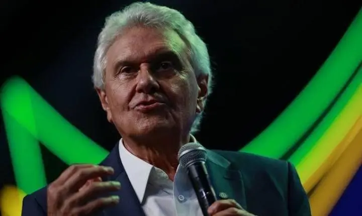 Caiado ironiza a crise entre Flávio e Michelle Bolsonaro ao citar programa de TV