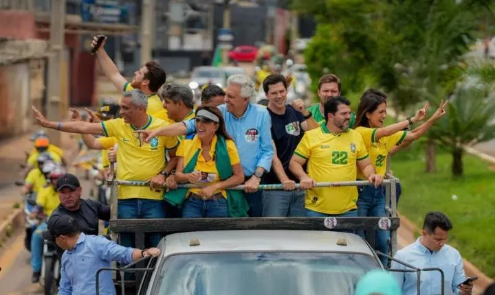Carreata em Goiás reúne Caiado e líderes da direita em apoio a Flávio Bolsonaro